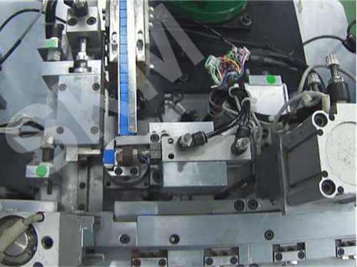 電腦連接器自動機