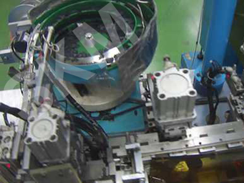 電腦連接器自動機